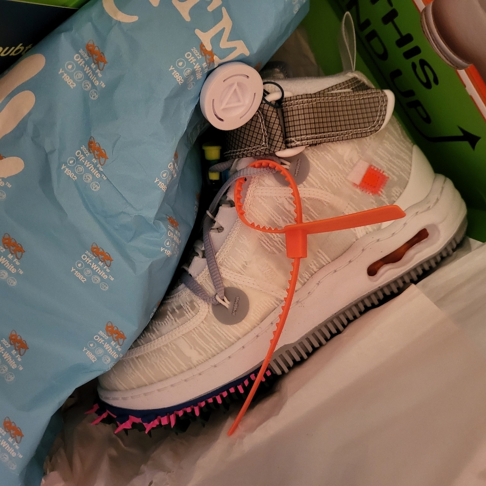 Nike off white mid 2022 brand new never tried on size 5